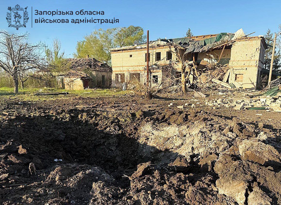 Понівечене авто та масштабна пожежа - в Запорізькій області зафіксували наслідки російських обстрілів (фото)