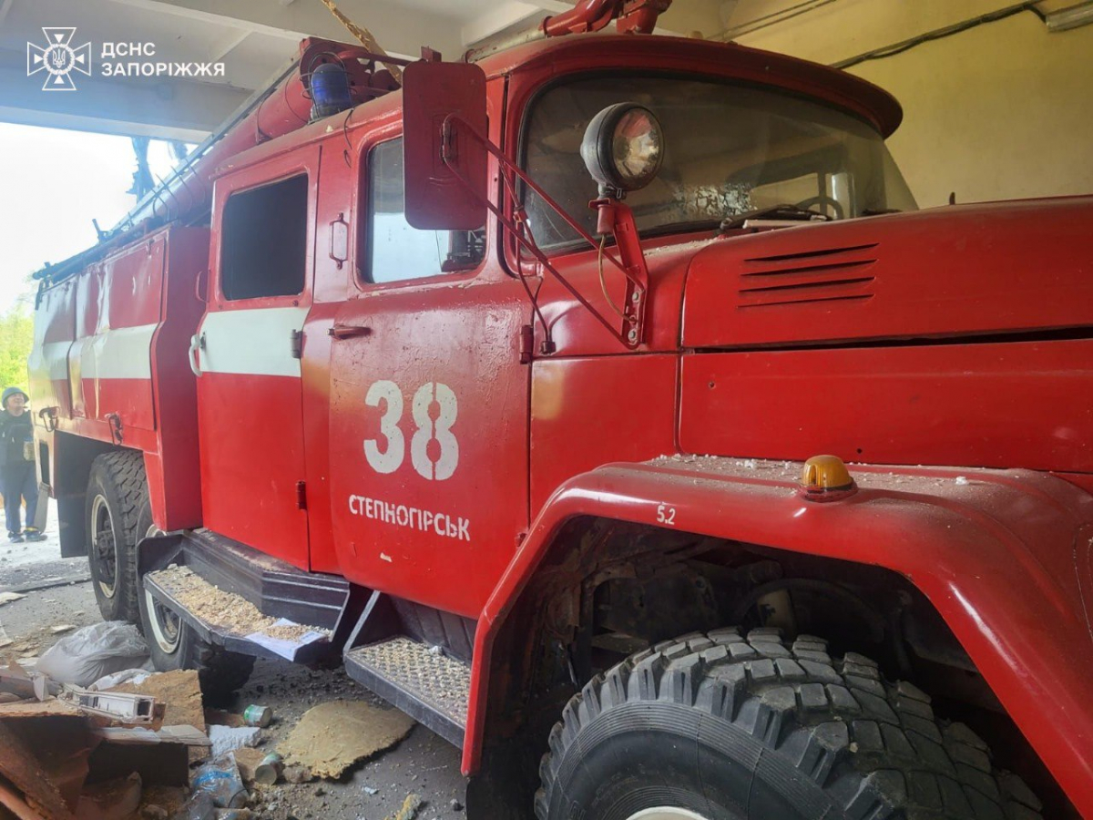 Пошкоджена техніка та будівля - росіяни вдарили по пожежній частині у Запорізькій області (фото)