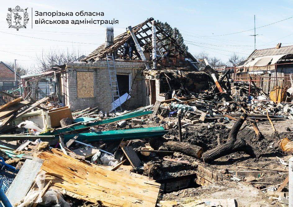  "Повністю зруйновані п’ять, пошкоджені 50 будинків" — у Запорізькій області росіяни керованою авіабомбою вбили мешканця села  