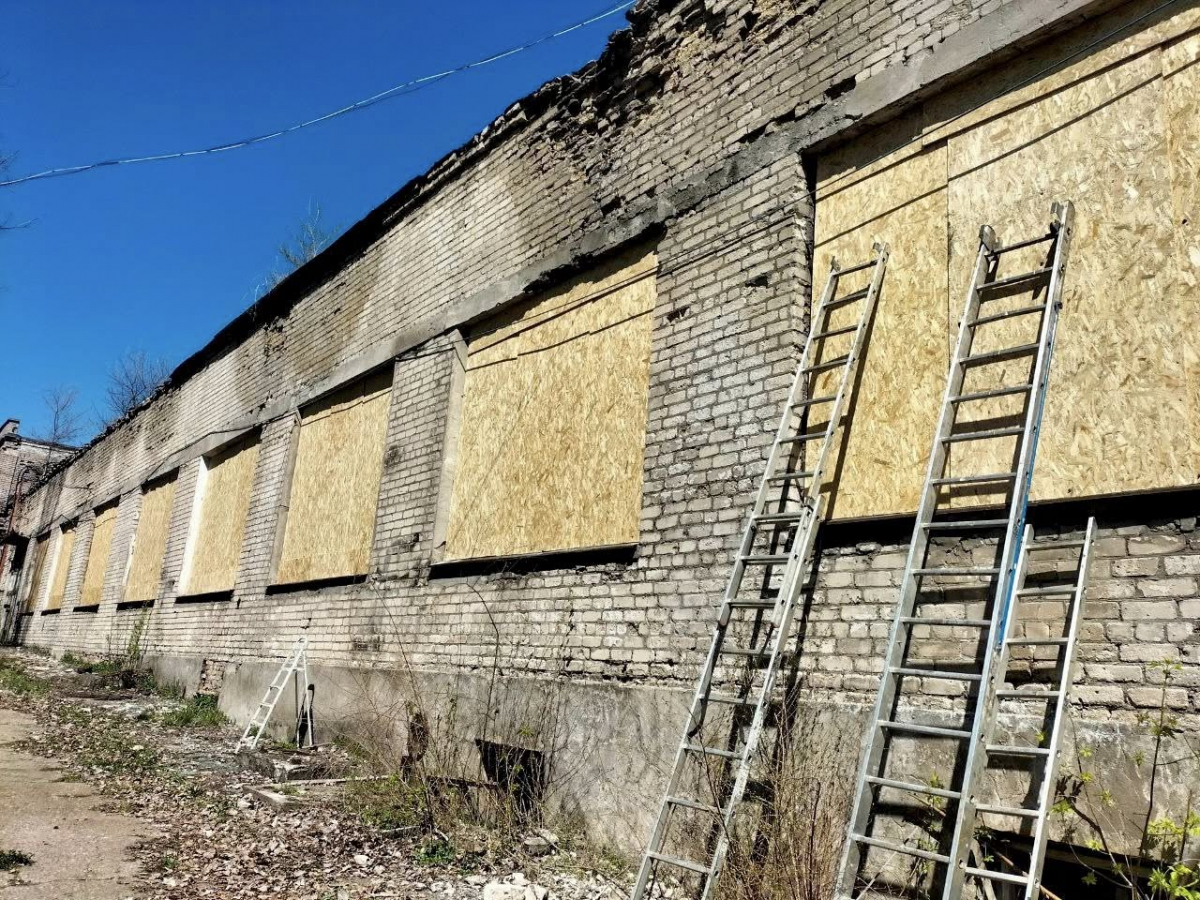 Працюють вже другий місяць - у Запоріжжі волонтери допомагають ліквідувати наслідки російських прильотів по критичному підприємству (фото)