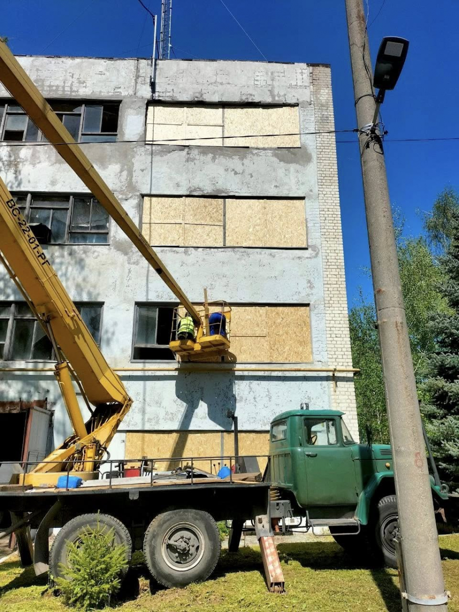 Працюють вже другий місяць - у Запоріжжі волонтери допомагають ліквідувати наслідки російських прильотів по критичному підприємству (фото)