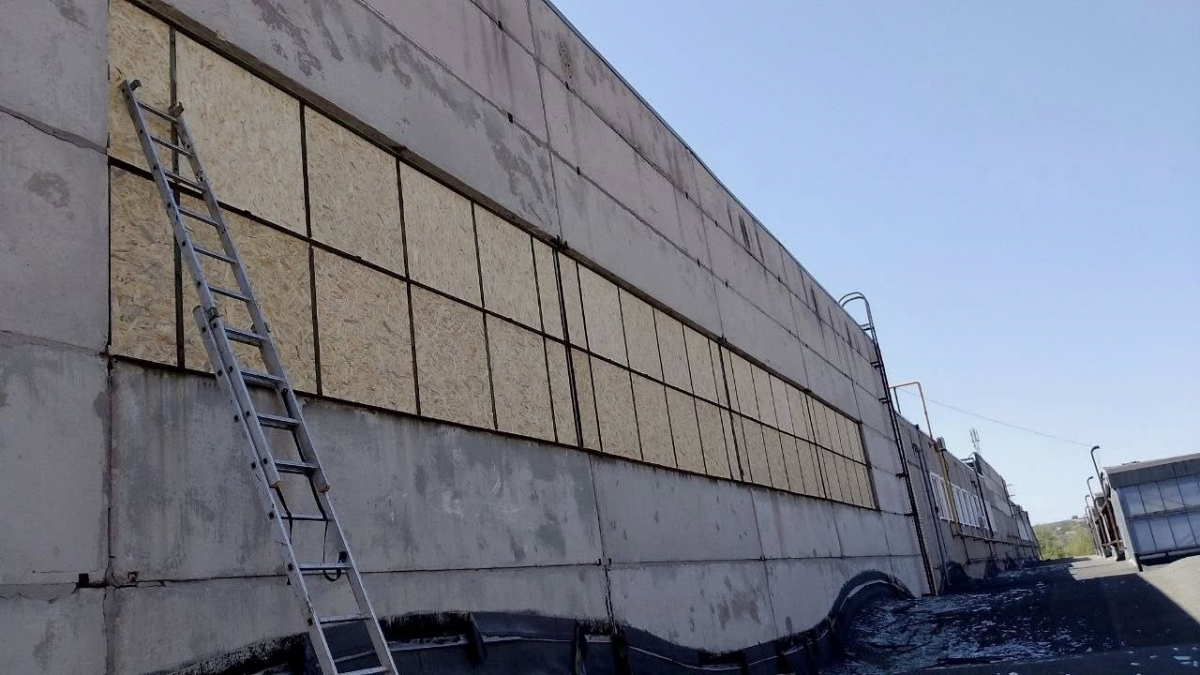 Працюють вже другий місяць - у Запоріжжі волонтери допомагають ліквідувати наслідки російських прильотів по критичному підприємству (фото)
