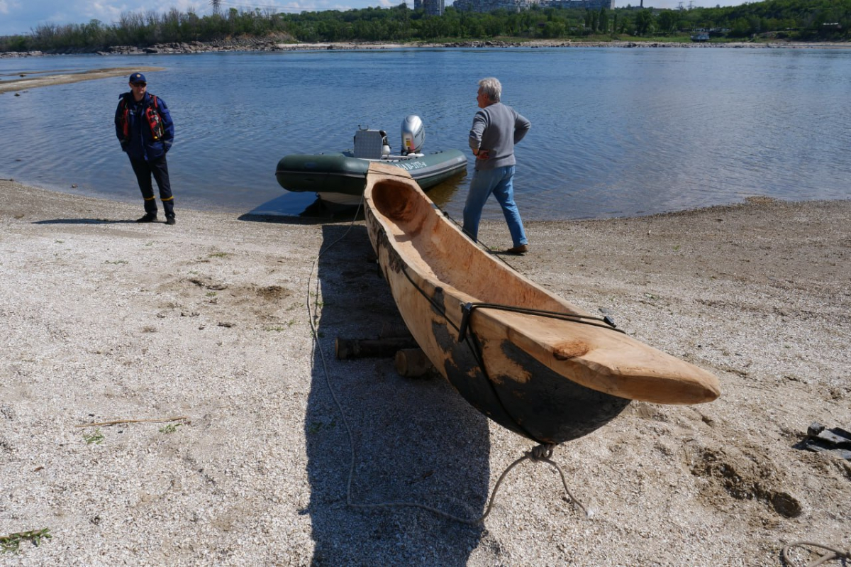 Пройшов перше випробовування – у Запоріжжі спустили на воду копію старовинного човна-довбанки (фото)