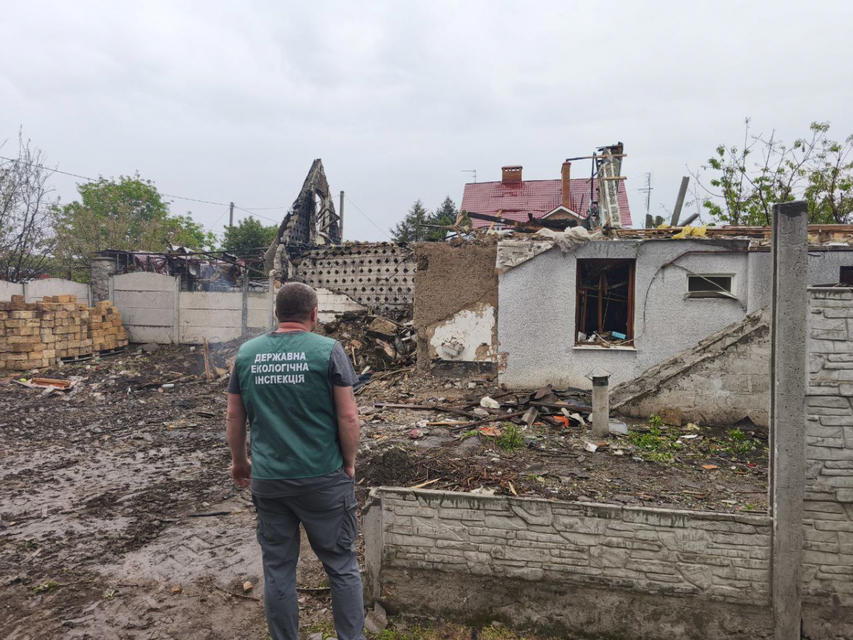 Руйнування завдали шкоди довкіллю — в одному з районів Запоріжжя екологи провели обстеження місця прильоту (фото)