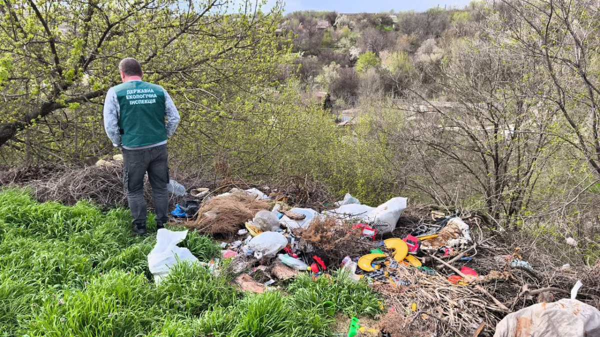 Шар сміття сягає 20 сантиметрів - у Запоріжжі екологи знайшли величезне звалище непотребу біля річки (фото)