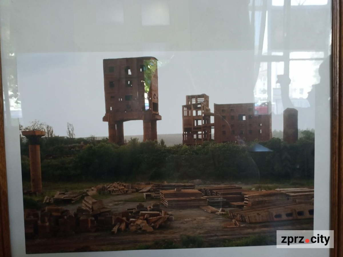 Скористався службовим становищем - запоріжець заліз на кран і зробив неймовірне фото Дніпрогесу з висоти 