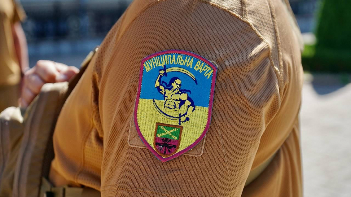 Спіймали "на гарячому" — у центрі Запоріжжя водій вантажівки звалював сміття простонеба (фото)