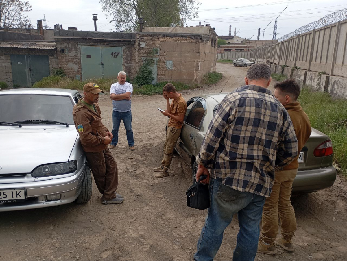 Спіймали "на гарячому" — у центрі Запоріжжя водій вантажівки звалював сміття простонеба (фото)