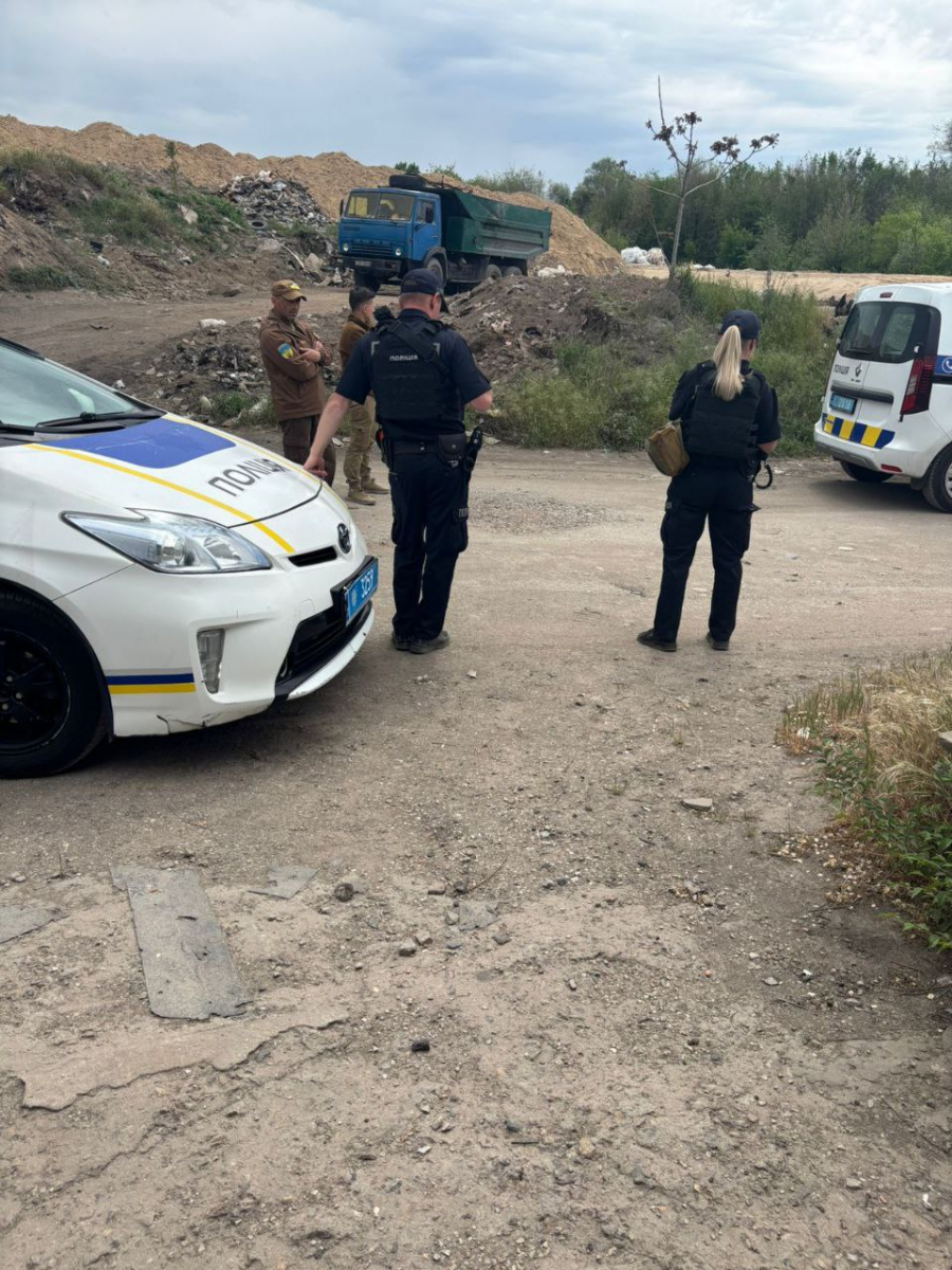 Спіймали "на гарячому" — у центрі Запоріжжя водій вантажівки звалював сміття простонеба (фото)