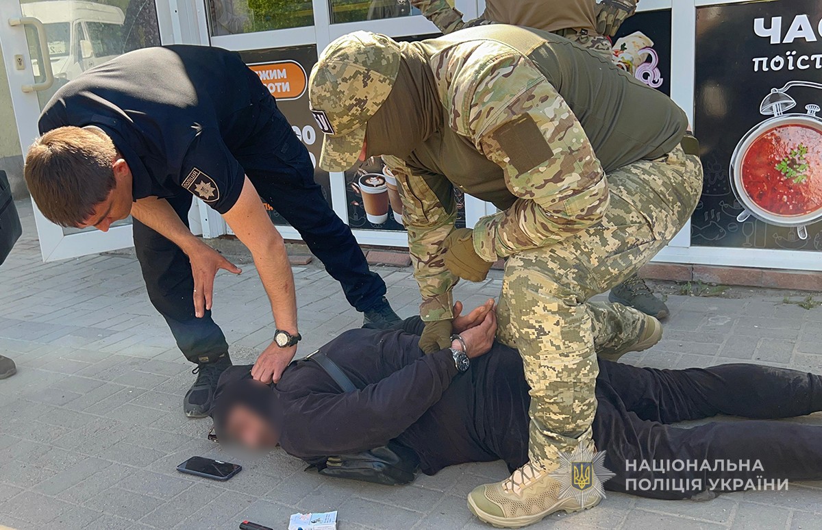 Торгували "інвалідністю" - у Запоріжжі викрили чоловіків, які допомагали ухилянтам виїжджати за кордон (фото, відео)