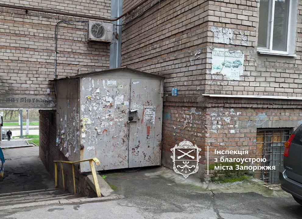У Запоріжжі аварійні сходи не лагодили через "проблемний" гараж