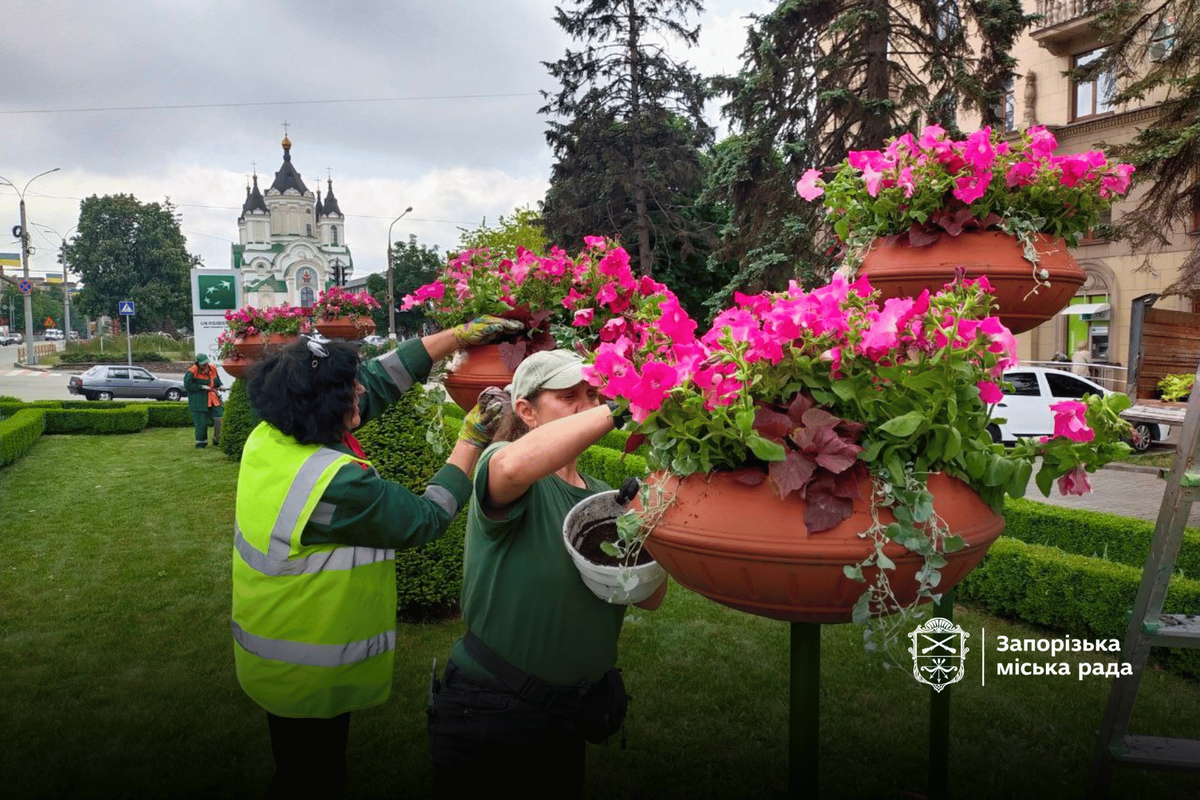 У Запоріжжі центральний проспект перетворюють на квітучу оазу (фото)