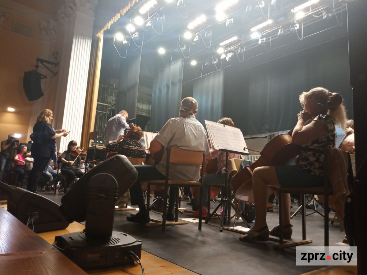 У Запоріжжі яскраво закриють симфонічний сезон із зірковими гостями - фото з репетиції