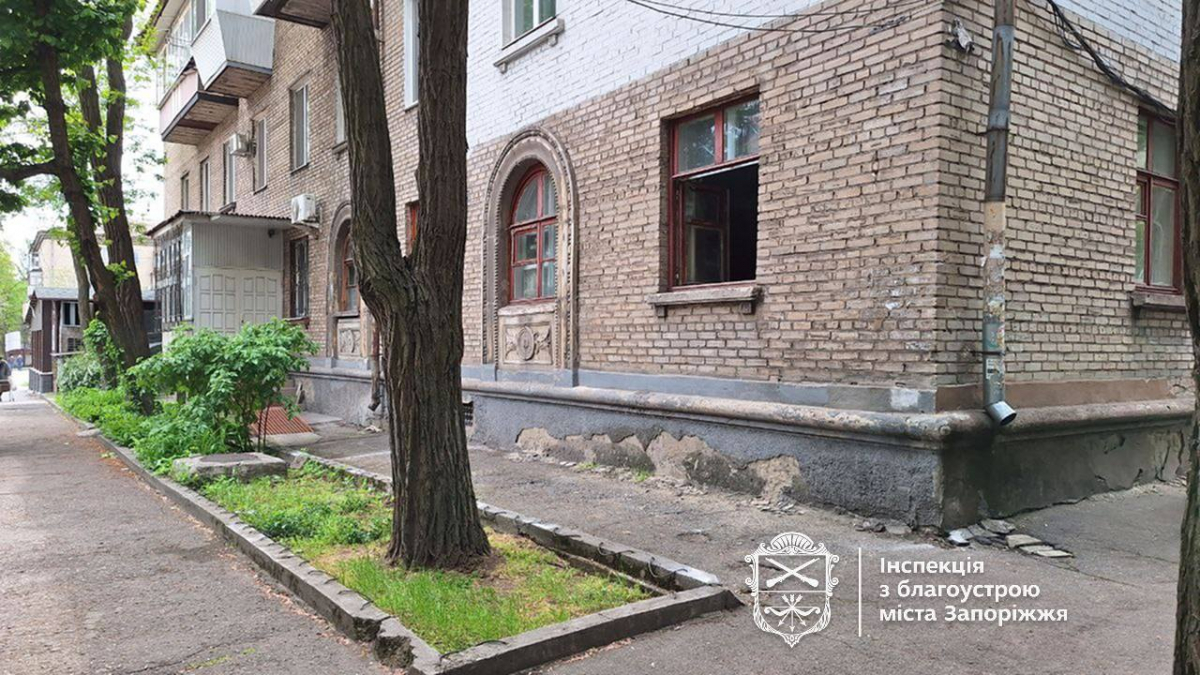 У Запоріжжі прибрали паркан, який перегородив виїзд з дому волонтерці на інвалідному візку