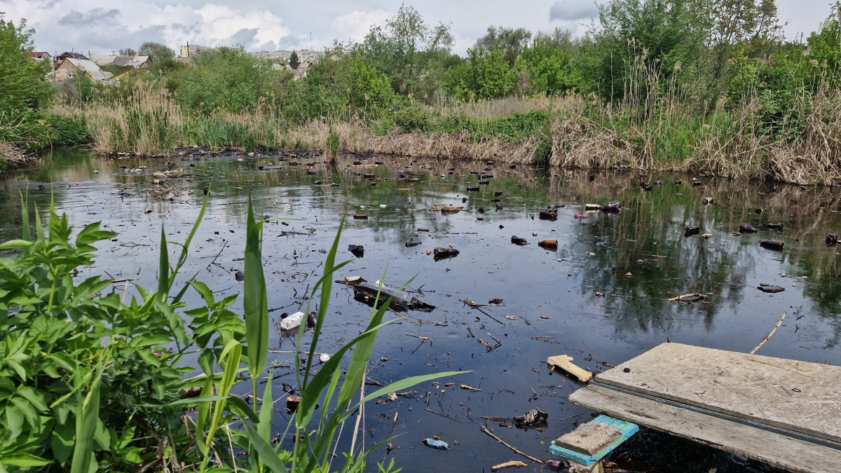У Запоріжжі річку перетворили на суцільний жах - вкрита товстим шаром нафтопродуктів