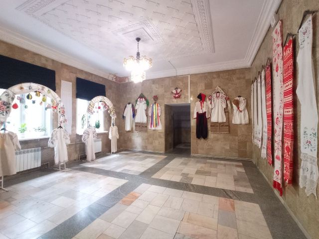 У Запоріжжі відкрили виставку вишитих сорочок і рушників – що там можна побачити (фото)