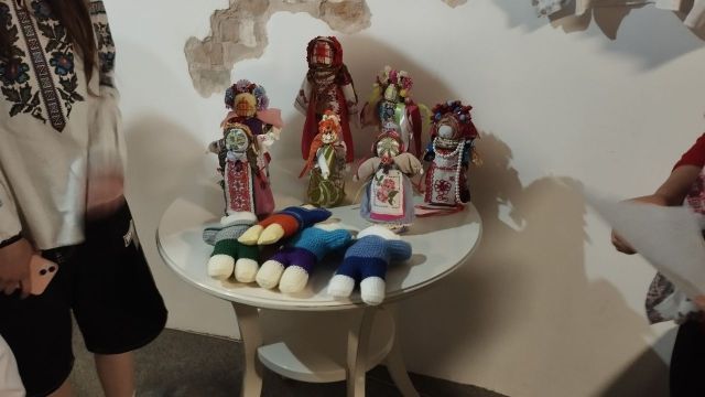 Від автентичного вбрання до сучасної вишивки - у запорізькому музеї відкрилася унікальна виставка (фото)