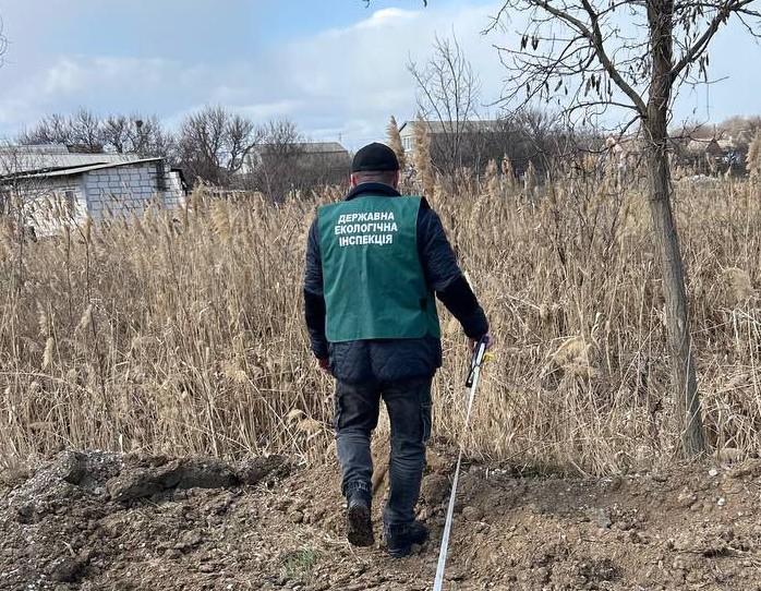 Висипали землю та каміння просто на берег - на Запоріжжі виявили масштабне забруднення біля річки (фото)