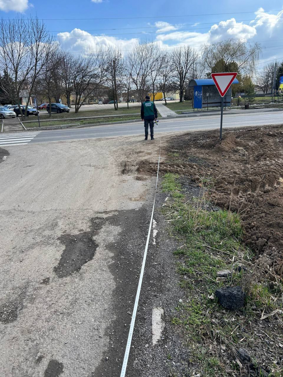 Висипали землю та каміння просто на берег - на Запоріжжі виявили масштабне забруднення біля річки (фото)