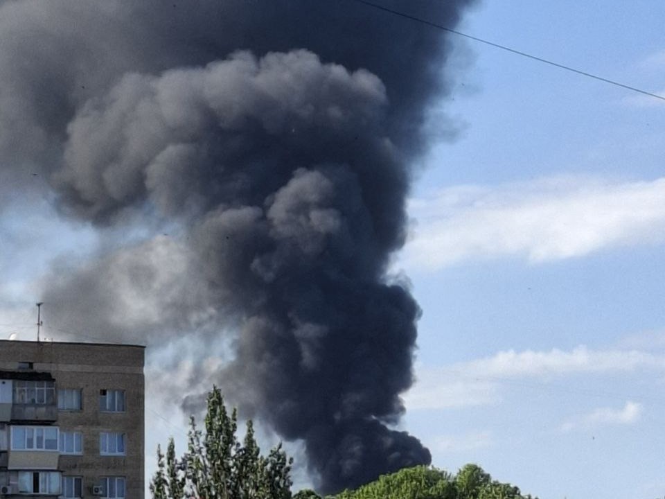 Внаслідок російського обстрілу Запоріжжя тисячі споживачів залишились без світла - що відомо 