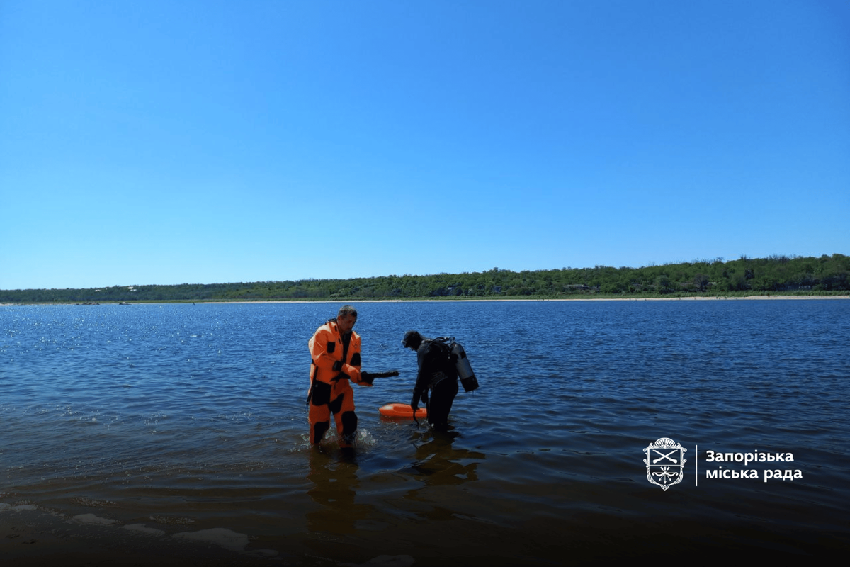 Водолази дістали з Дніпра пів тонни сміття — як у Запоріжжі готують пляжі до літнього сезону (фото, відео)