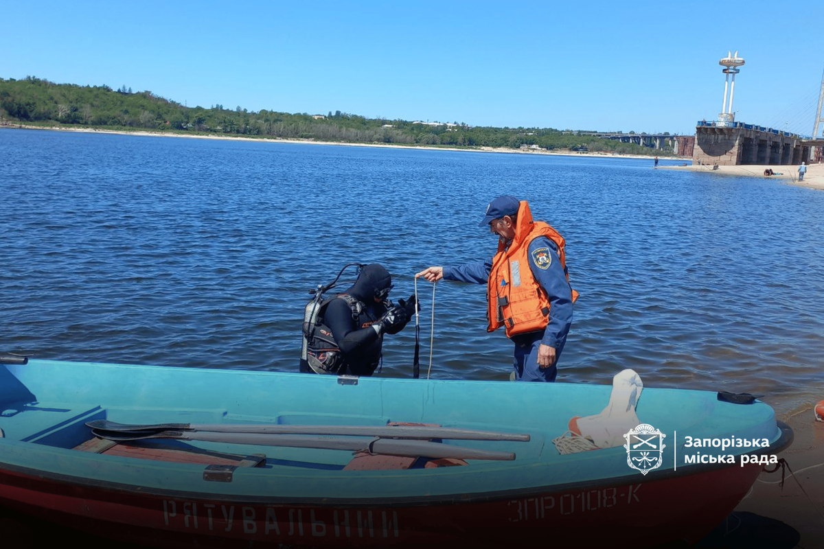 Водолази дістали з Дніпра пів тонни сміття — як у Запоріжжі готують пляжі до літнього сезону (фото, відео)