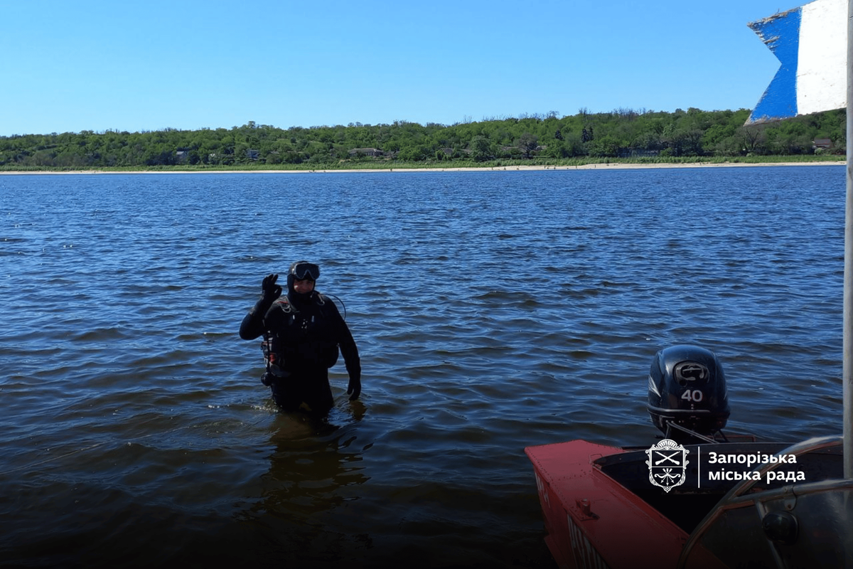 Водолази дістали з Дніпра пів тонни сміття — як у Запоріжжі готують пляжі до літнього сезону (фото, відео)
