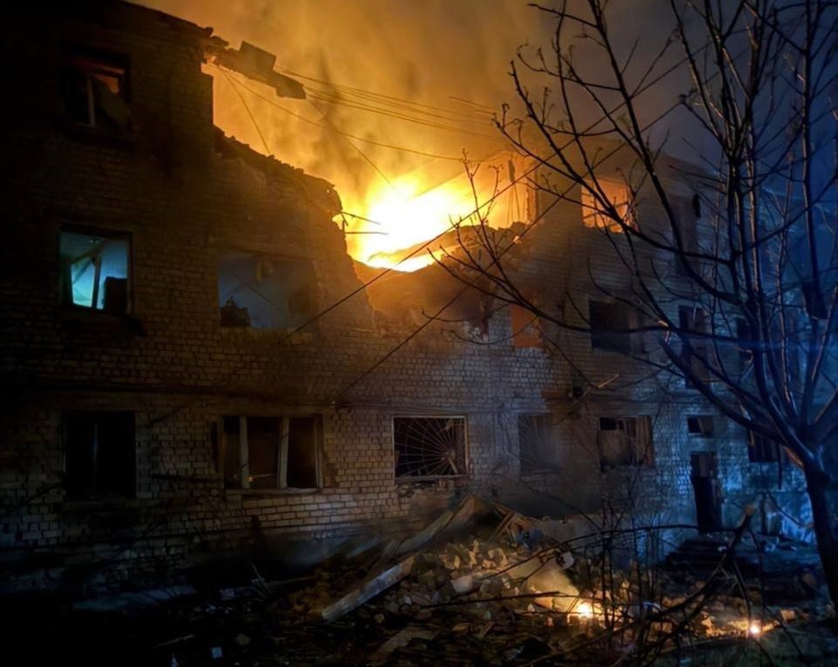 Є загиблий, люди під завалами - росіяни атакували Запоріжжя "Шахедами" (фото, відео)