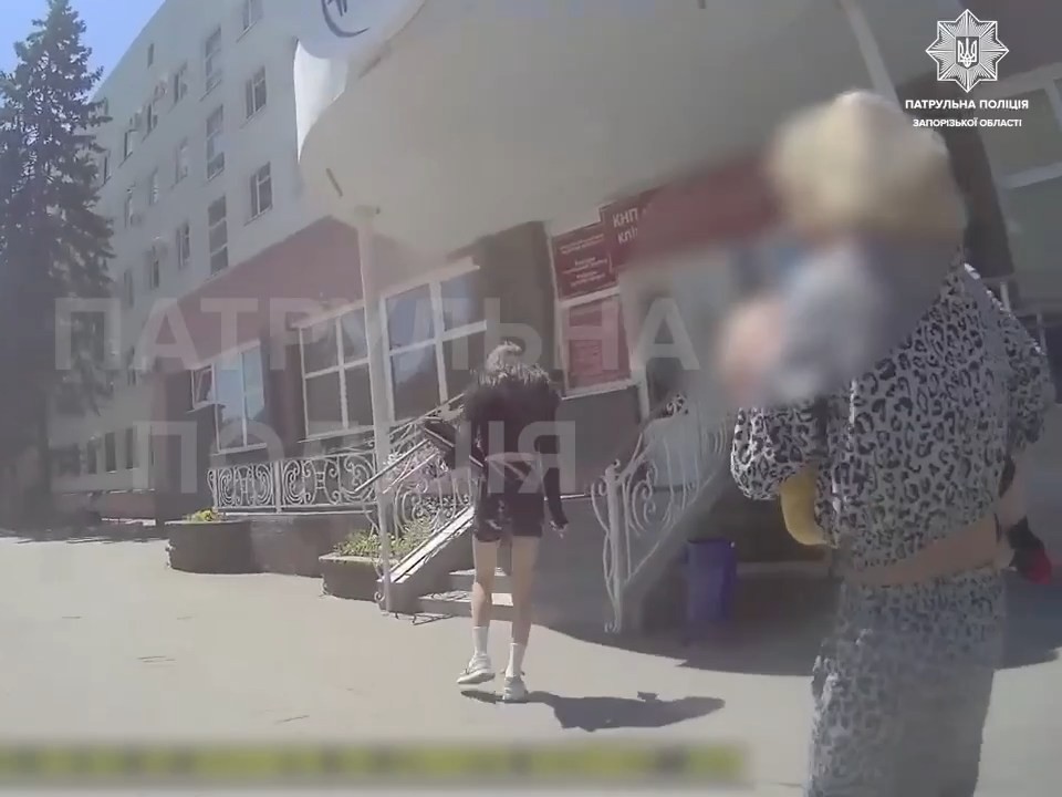 Їхали з сиреною - у Запоріжжі родину з дитиною терміново доправили до лікарні (відео)