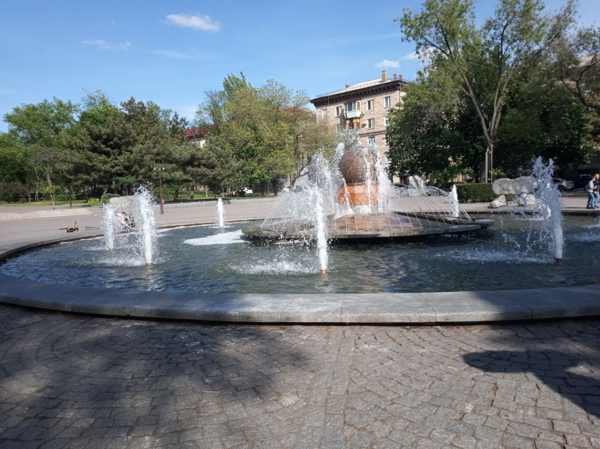 З площі в центрі Запоріжжя прибрали величезні рекламні борди (відео)