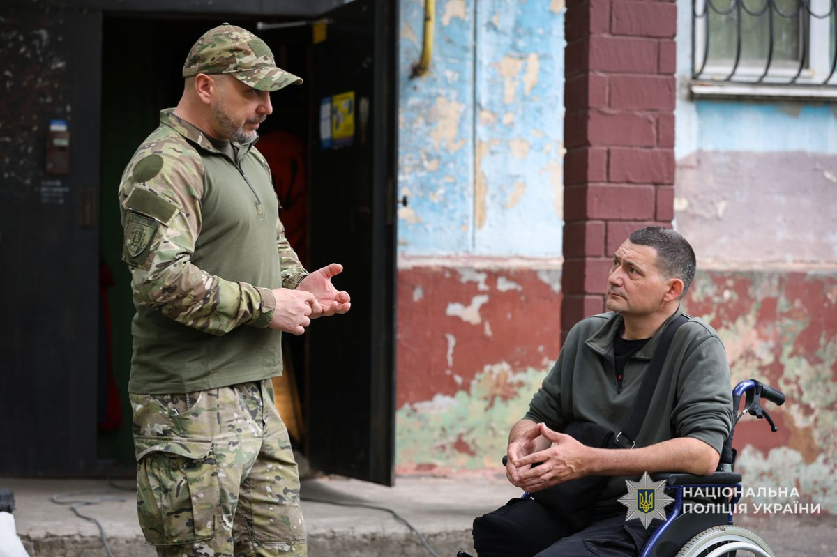 Запорізькі поліцейські встановили пандус у багатоповерхівці для свого колеги, який втратив ноги на війні (фото)