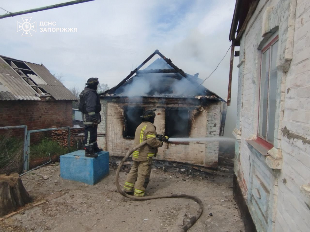 Завдали понад півтисячі ударів - внаслідок ворожих обстрілів Запорізької області виникли масштабні пожежі (фото)