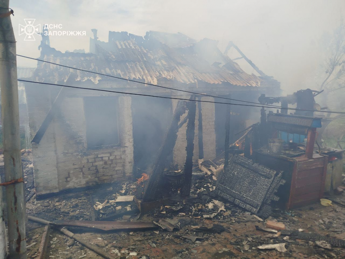 Завдали понад півтисячі ударів - внаслідок ворожих обстрілів Запорізької області виникли масштабні пожежі (фото)