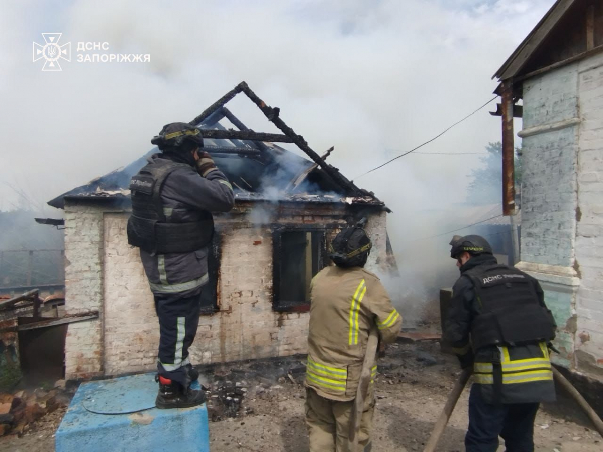 Завдали понад півтисячі ударів - внаслідок ворожих обстрілів Запорізької області виникли масштабні пожежі (фото)