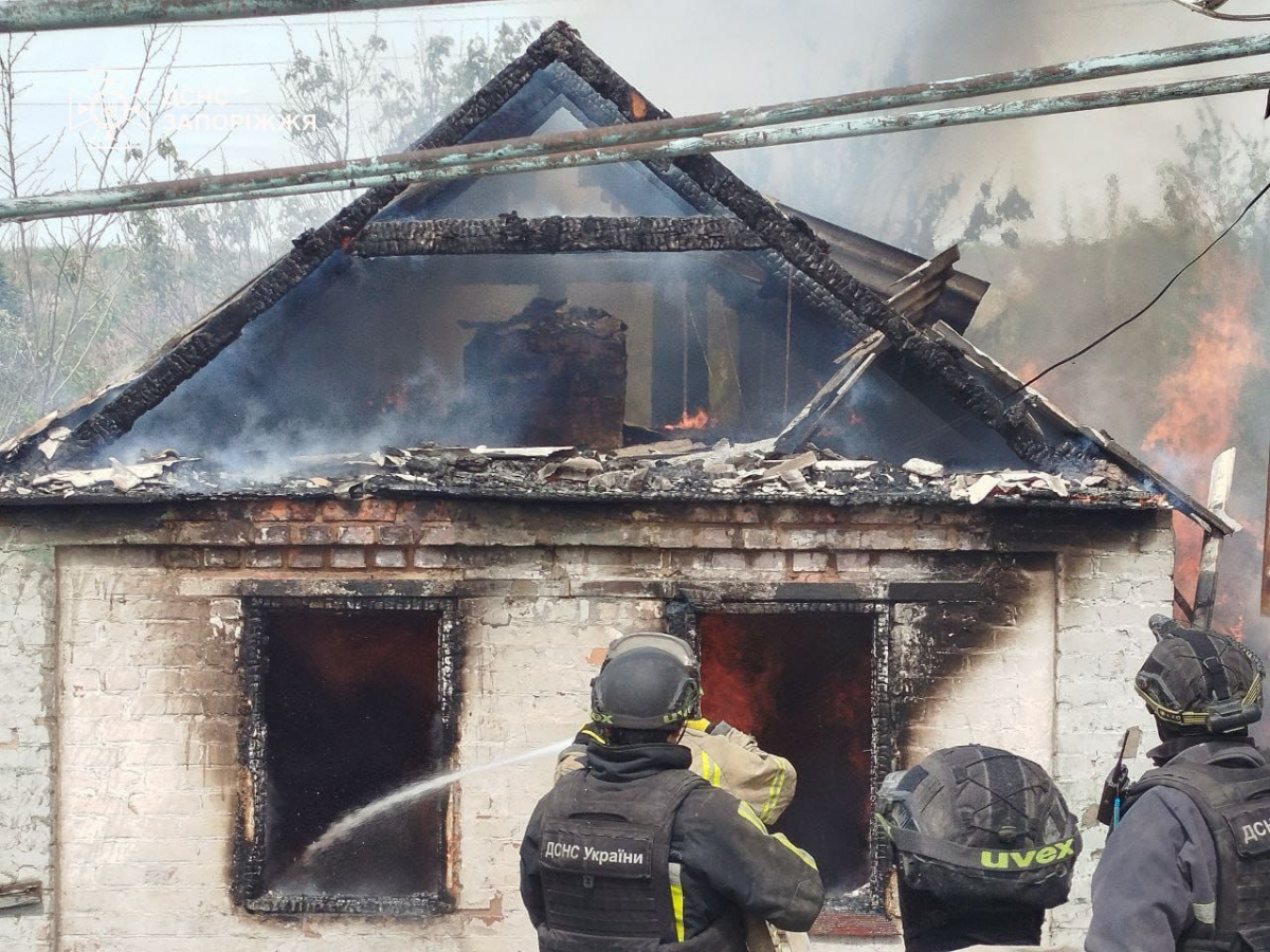 Завдали понад півтисячі ударів - внаслідок ворожих обстрілів Запорізької області виникли масштабні пожежі (фото)