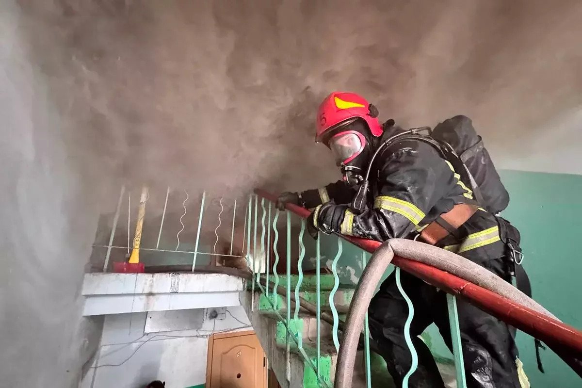 Жінок витягли з диму — у Запоріжжі вночі сталася пожежа в багатоповерхівці