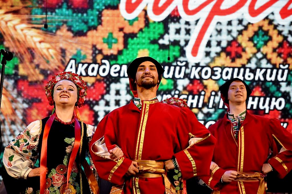 "Жодного повторення, кожен раз - родзинка" - популярний ансамбль зробив запоріжцям святковий вражаючий подарунок