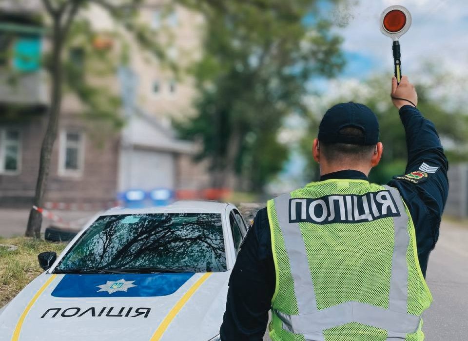Знехтував правилами - у Запоріжжі водій проігнорував червоне світло і був покараний (фото, відео)