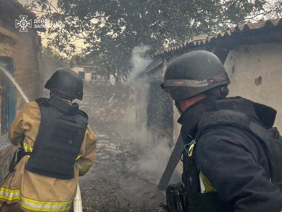 Авіабомби спричинили пожежі в Запорізькій області — ворог атакував одразу 11 населених пунктів (фото)