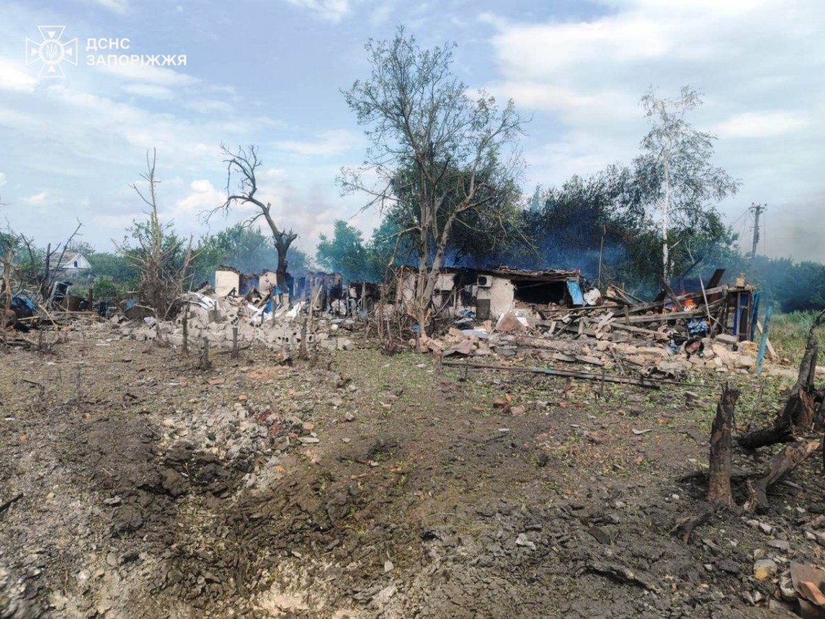 Авіабомби спричинили пожежі в Запорізькій області — ворог атакував одразу 11 населених пунктів (фото)