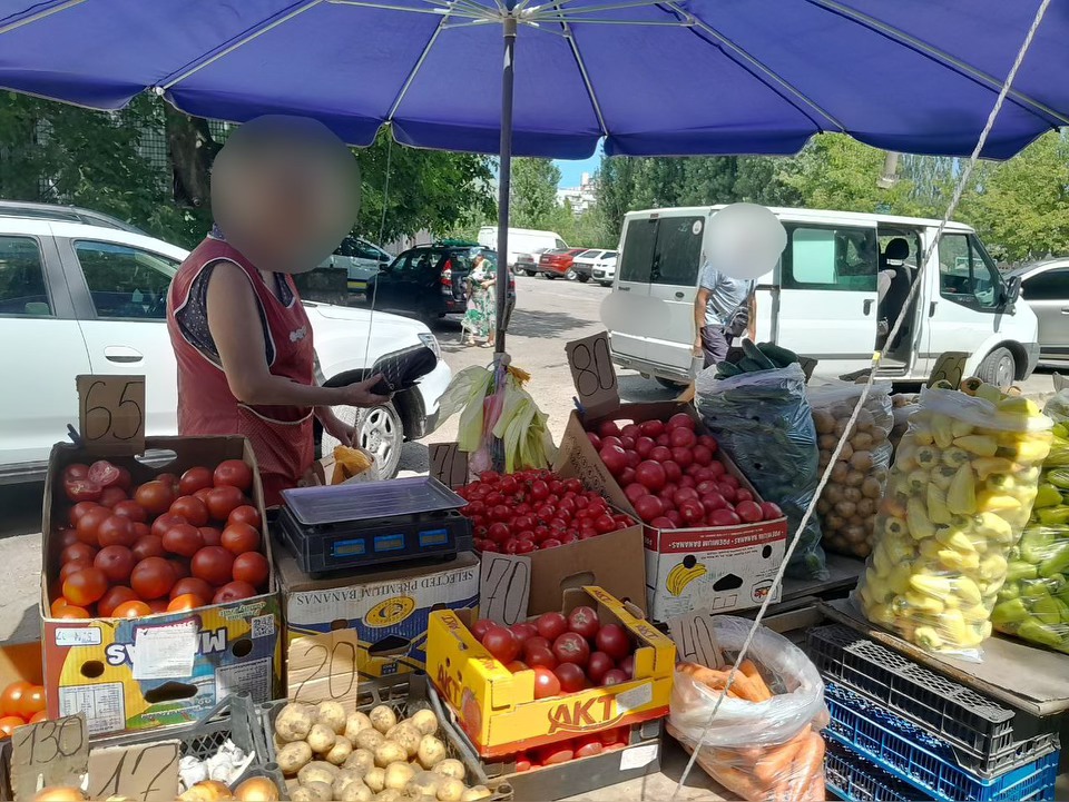 Без документів та дотримання санітарних норм – у Запоріжжі триває боротьба зі «стихійною» торгівлею
