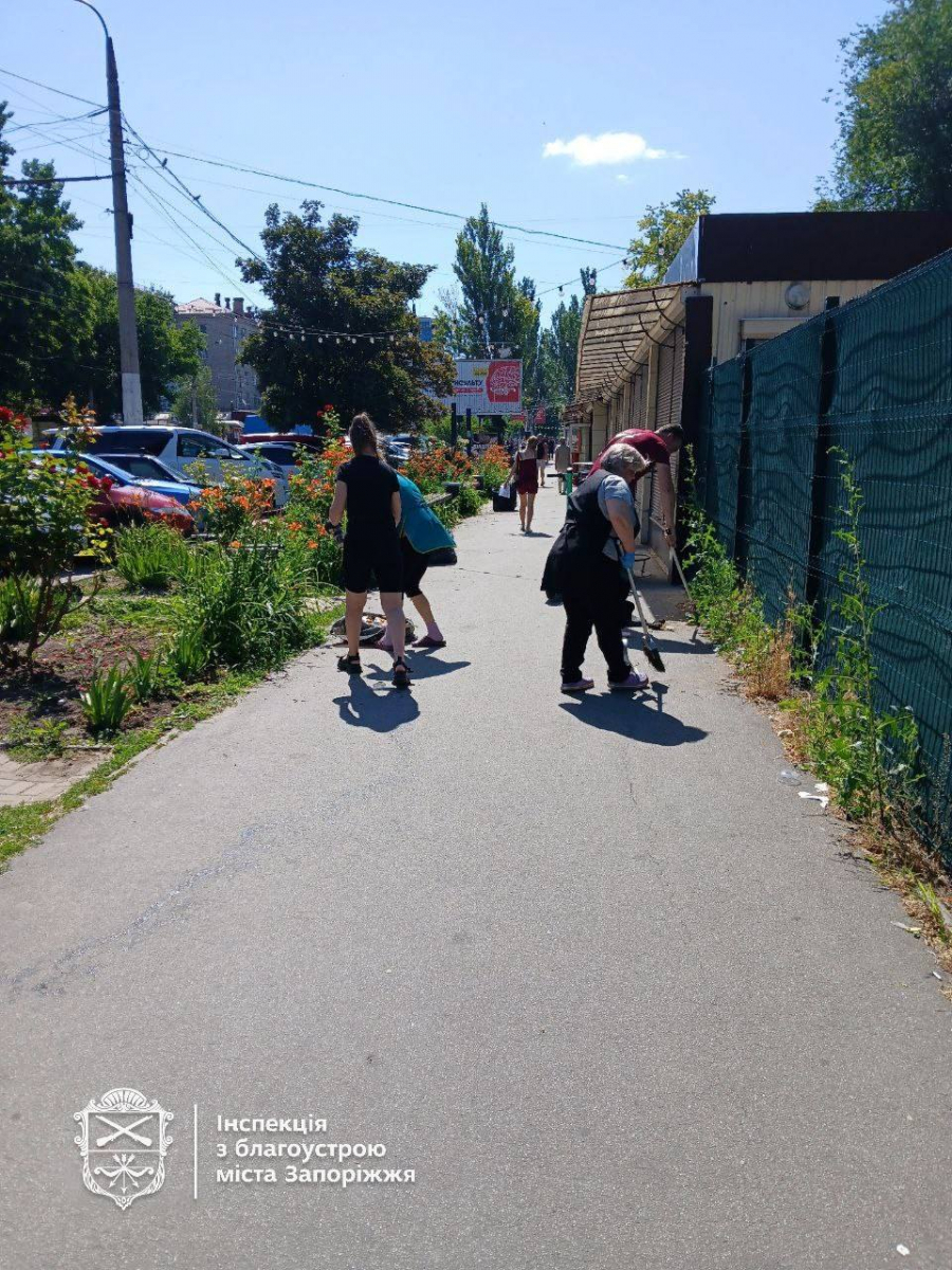 Бруд та сміття - у Запоріжжі популярне місце для перекусу перетворилося на помийку (фото, відео)