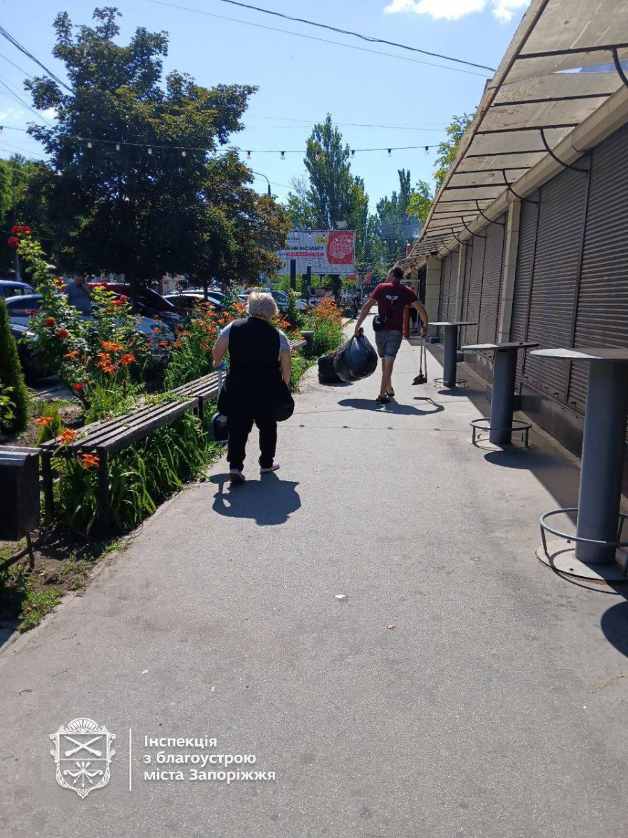 Бруд та сміття - у Запоріжжі популярне місце для перекусу перетворилося на помийку (фото, відео)