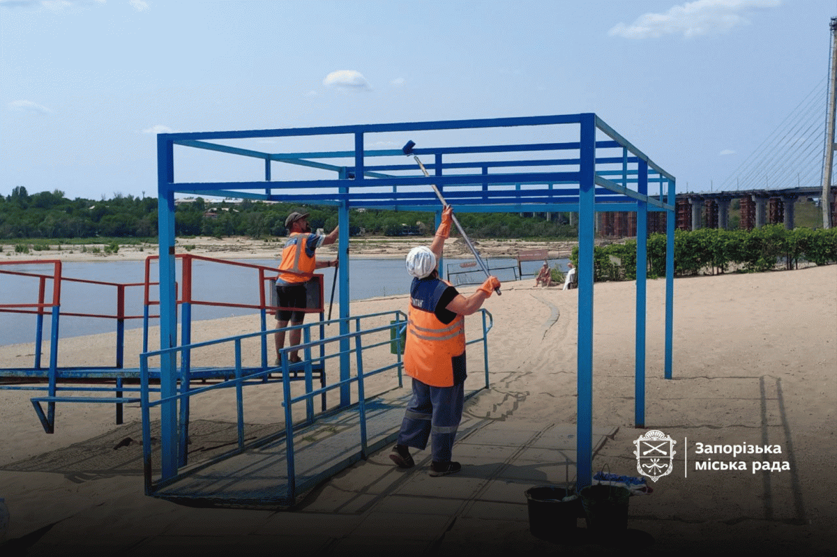 Через обміління Дніпра об'єм робіт зріс вдвічі - у Запоріжжі завершили "генеральне прибирання" пляжів (фото)