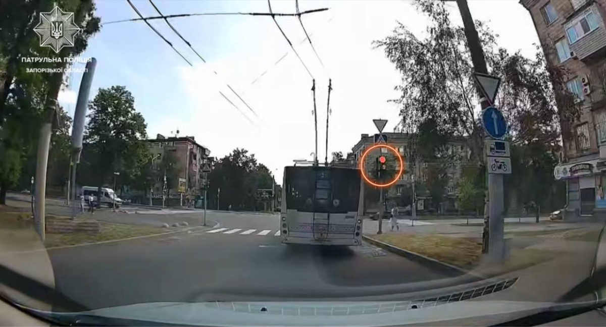 Допомогло відео — у Запоріжжі відшукали водія тролейбуса, який порушив правила на перехресті (фото, відео)