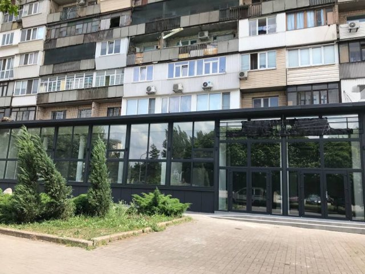 Два роки з фанерою - у Запоріжжі оновили фасад виставкової зали після ракетного удару (фото)