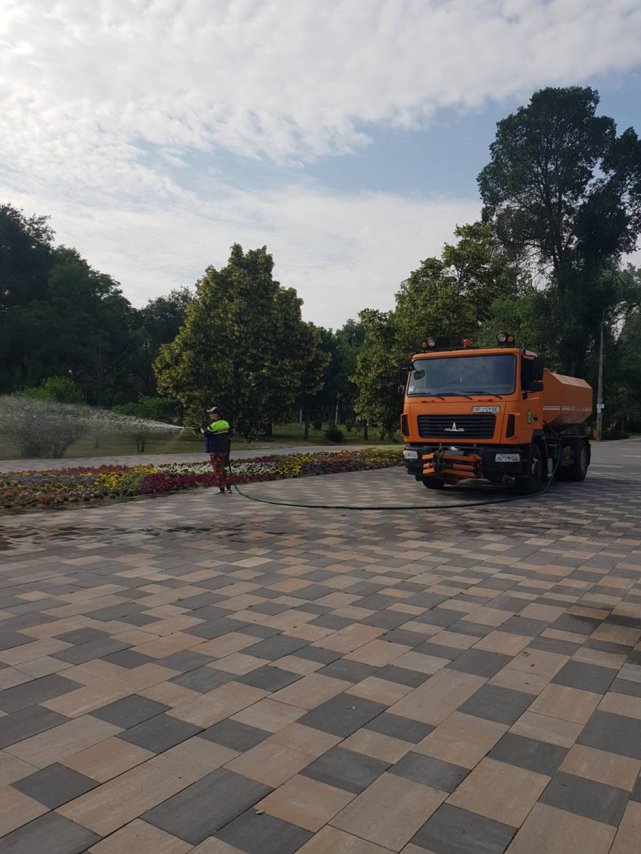 Головний парк Запоріжжя зустрічає відвідувачів доглянутими клумбами з красивими квітами - фото