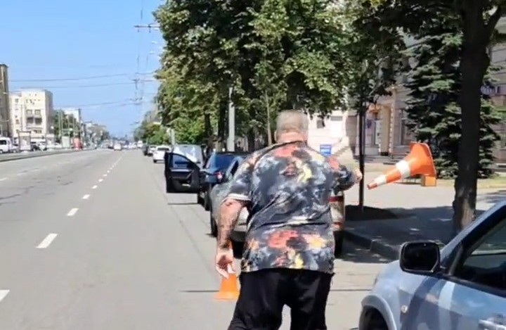 Хуліганив і лаявся прямо на дорозі — у Запоріжжі водія покарали за неадекватну поведінку (фото, відео)