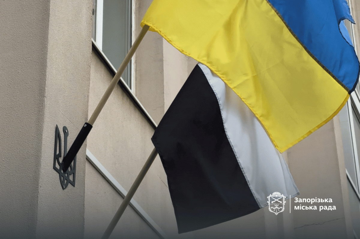 На будівлях райадміністрацій в Запоріжжі встановили «Прапори надії» на підтримку військовополонених (фото)