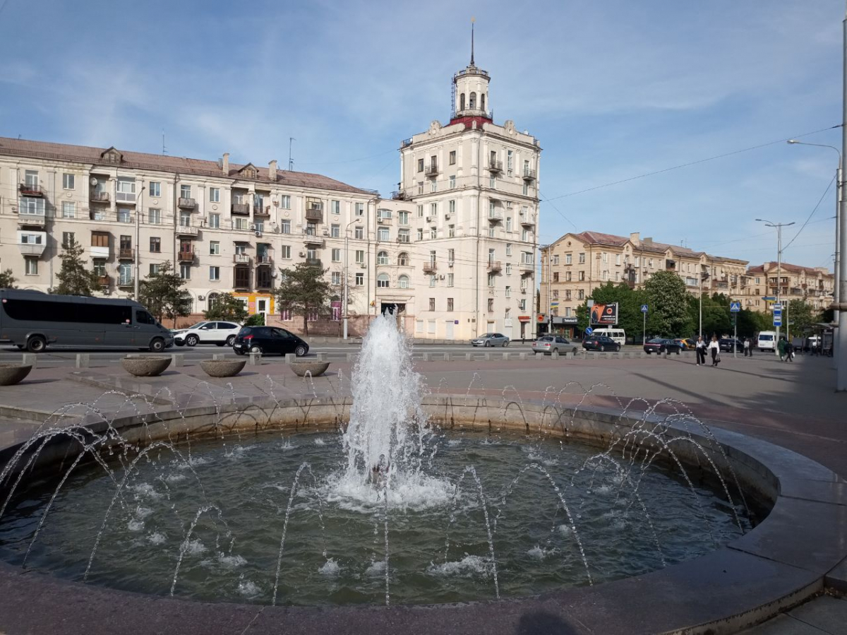 На одній з центральних площ Запоріжжя привели до ладу фонтан - фото